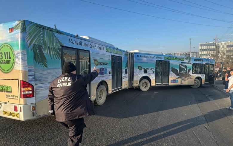 İstanbul'da iki İETT otobüsü çarpıştı! Trafik yoğunluğu yaşanıyor