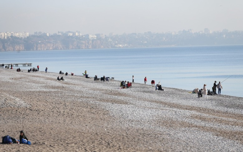 Antalya'da güneşli havayı fırsat bilenler sahillerde yoğunluk oluşturdu